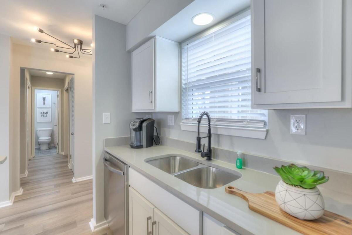 Walk To Broadway Riverfront Condo With Pool Nashville Exterior photo