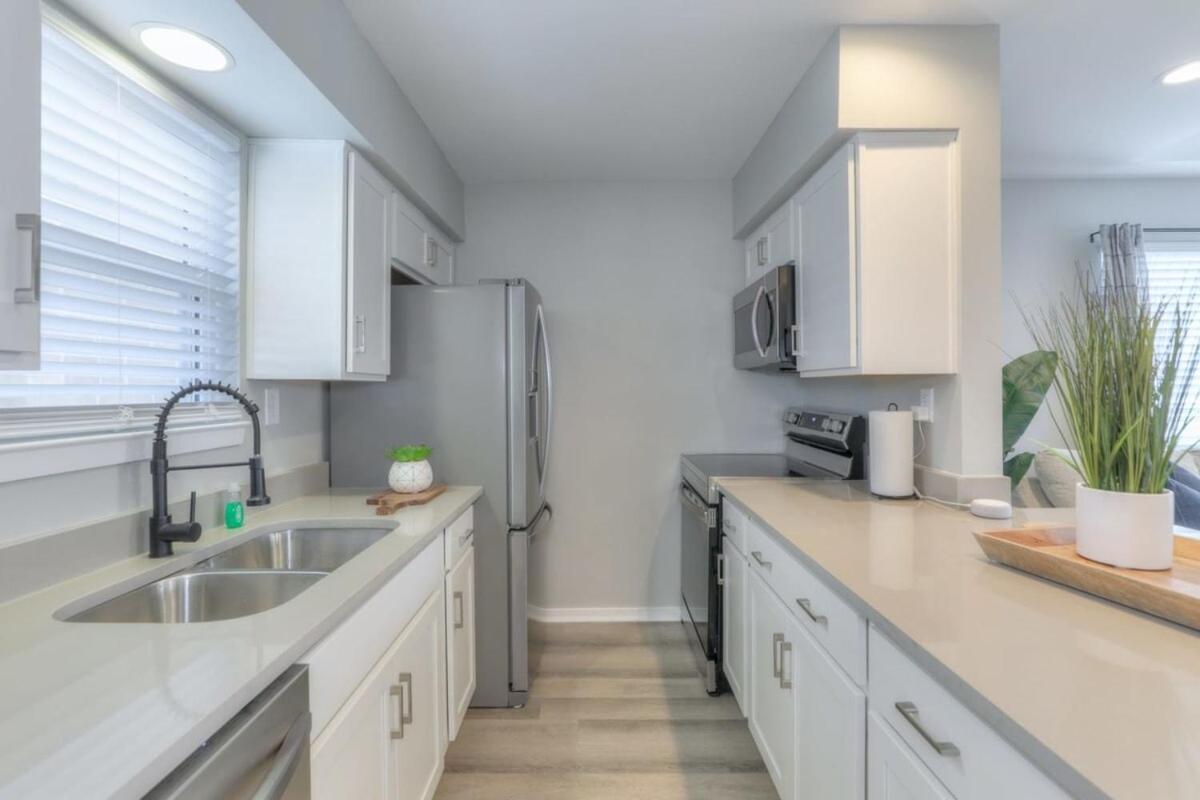 Walk To Broadway Riverfront Condo With Pool Nashville Exterior photo