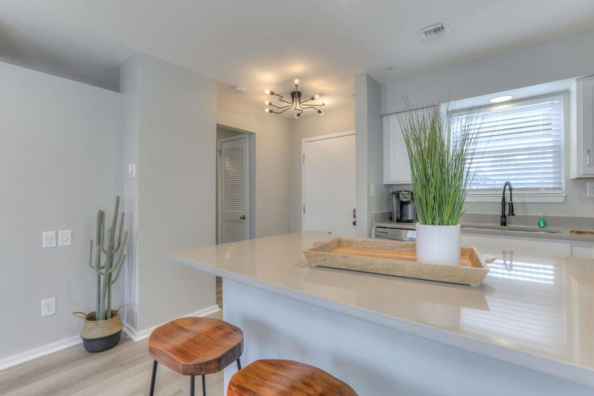 Walk To Broadway Riverfront Condo With Pool Nashville Exterior photo